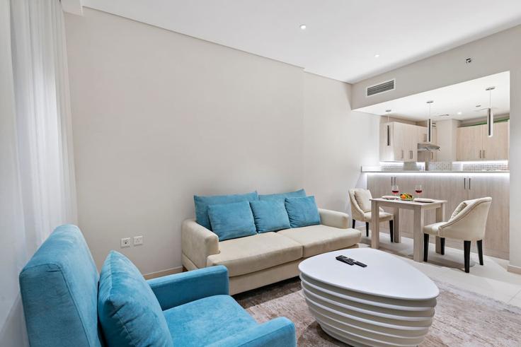 Salle de séjour élégante avec mobilier moderne dans un appartement à Building Palm Jumeirah Rd - first-class - 1336482 à The Palm Jumeirah, Dubai Salle de séjour élégante avec mobilier moderne dans un appartement à Building Palm Jumeirah Rd - first-class - 1336482 à The Palm Jumeirah, Dubai