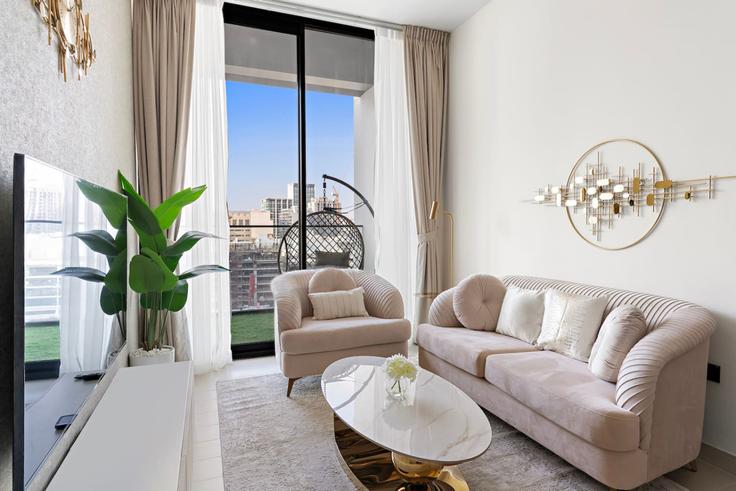 Elegant gestaltetes Wohnzimmer mit moderner Einrichtung in einer Wohnung im Building Bijada Boulevard North - first-class - 1336484 in Al Barsha South Fourth, Dubai