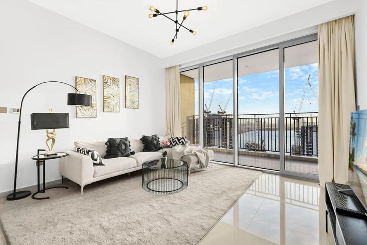 Al Kheeran First, Dubai에 위치한 Building Tariaq Bedon Esm - first-class - 1336488 아파트의 세련된 인테리어가 돋보이는 거실