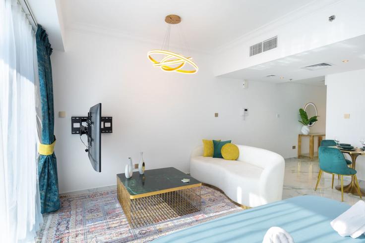 Salle de séjour élégante avec mobilier moderne dans un appartement à Building Burj Khalifa Boulevard - first-class - 1336492 à Downtown Dubai, Dubai