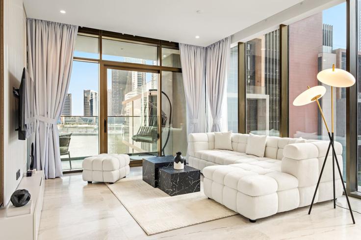 Building Tariaq Bedon Esm - first-class - 1336494 adresindeki bir dairede modern mobilyalarla zarif bir şekilde tasarlanmış oturma odası Business Bay, Dubai
