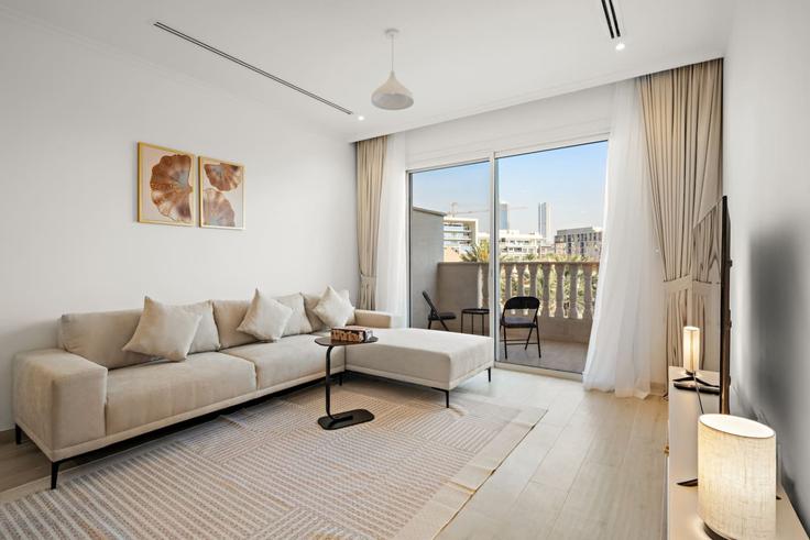 Sala de estar elegantemente projetada com móveis modernos em um apartamento no Building Lazuward Southwest - first-class - 1336495 em Al Barsha South Fourth, Dubai