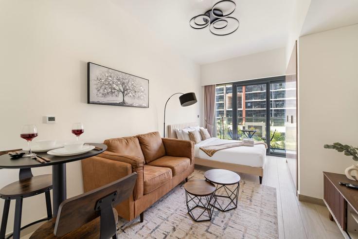 Elegant gestaltetes Wohnzimmer mit moderner Einrichtung in einer Wohnung im Building Tariaq Bedon Esm - first-class - 1336496 in Nad Al Sheba, Dubai