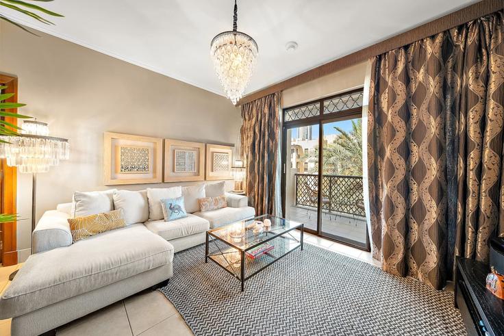 Downtown Dubai, Dubai에 위치한 Building Tariaq Bedon Esm - first-class - 1336498 아파트의 세련된 인테리어가 돋보이는 거실