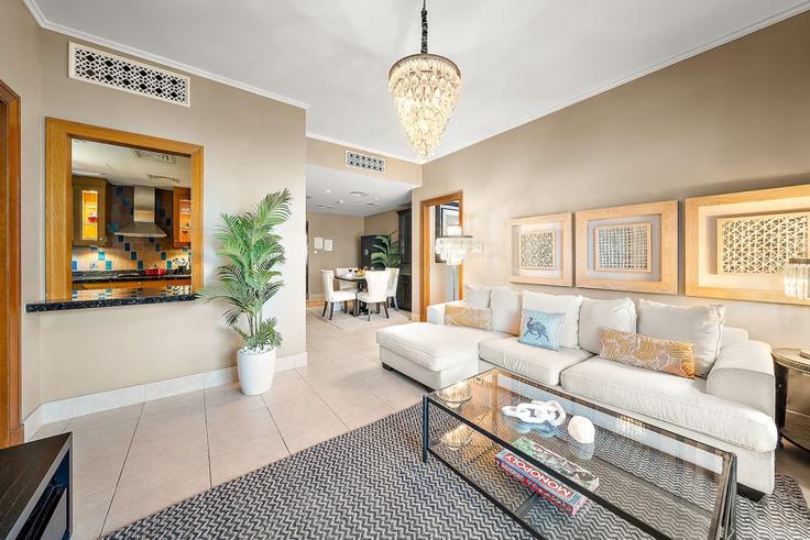 Sala de estar elegantemente projetada com móveis modernos em um apartamento no Building Tariaq Bedon Esm - first-class - 1336498 em Downtown Dubai, Dubai