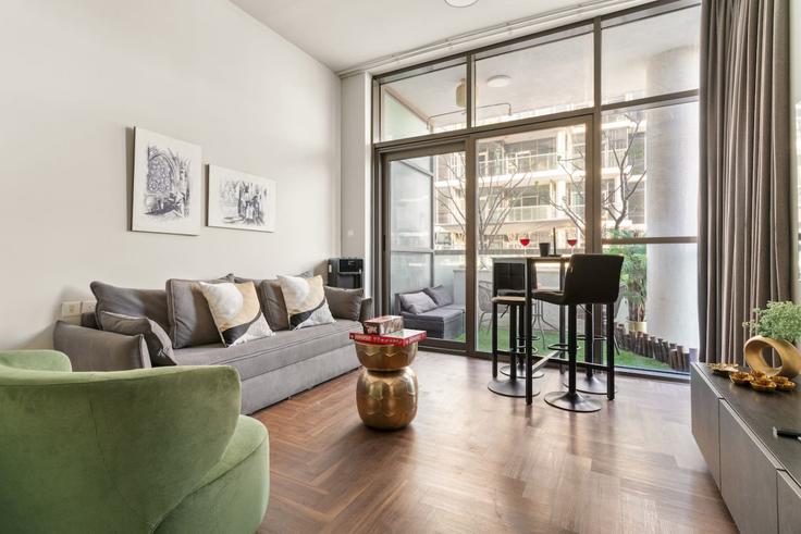 Elegant gestaltetes Wohnzimmer mit moderner Einrichtung in einer Wohnung im Building Tariaq Bedon Esm - first-class - 1336502 in Al Hebiah Third, Dubai