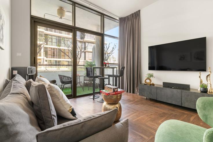 Building Tariaq Bedon Esm - first-class - 1336502 adresindeki bir dairede modern mobilyalarla zarif bir şekilde tasarlanmış oturma odası Al Hebiah Third, Dubai