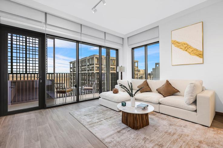Elegante sala de estar con mobiliario moderno en un apartamento en Building Tariaq Bedon Esm - first-class - 1336505 en Ras Al Khor, Dubai