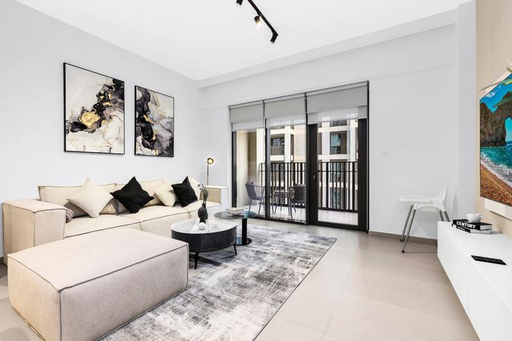 Sala de estar elegantemente projetada com móveis modernos em um apartamento no Building Tariaq Bedon Esm - first-class - 1336506 em Al Kheeran First, Dubai