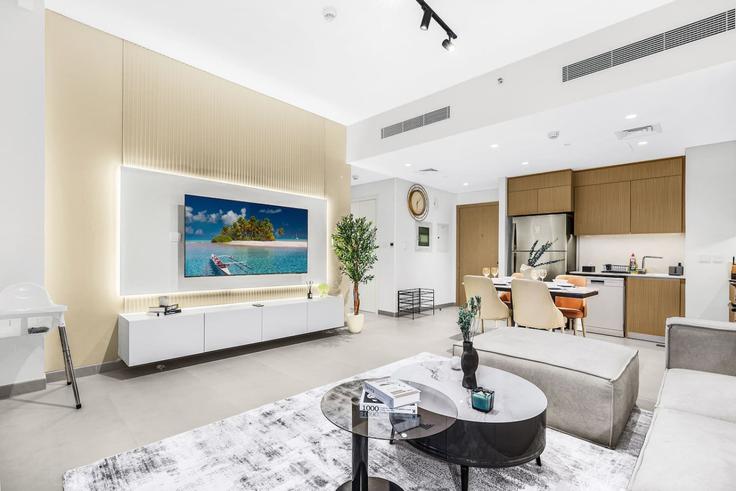 Building Tariaq Bedon Esm - first-class - 1336506 adresindeki bir dairede modern mobilyalarla zarif bir şekilde tasarlanmış oturma odası Al Kheeran First, Dubai Building Tariaq Bedon Esm - first-class - 1336506 adresindeki bir dairede modern mobilyalarla zarif bir şekilde tasarlanmış oturma odası Al Kheeran First, Dubai