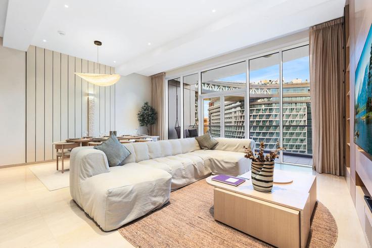 Building Tariaq Bedon Esm - first-class - 1336513 adresindeki bir dairede modern mobilyalarla zarif bir şekilde tasarlanmış oturma odası Nakhlat Jumeira, Dubai