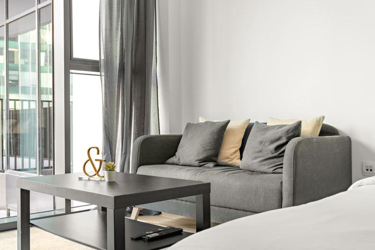 Elegant gestaltetes Wohnzimmer mit moderner Einrichtung in einer Wohnung im Building Marasi Drive - first-class - 1336515 in Business Bay, Dubai