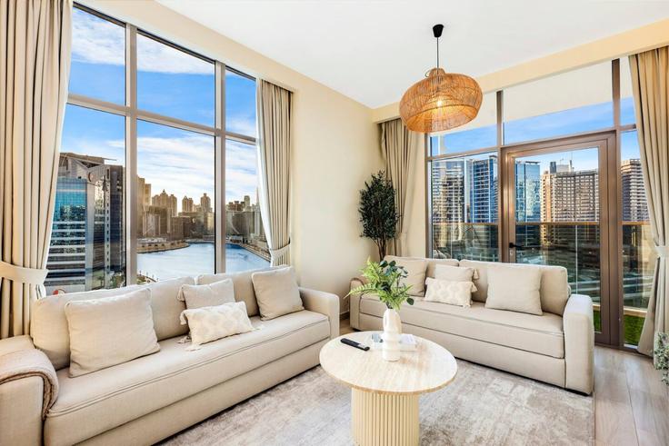 Elegant gestaltetes Wohnzimmer mit moderner Einrichtung in einer Wohnung im Building Marasi Drive - first-class - 1336518 in Business Bay, Dubai