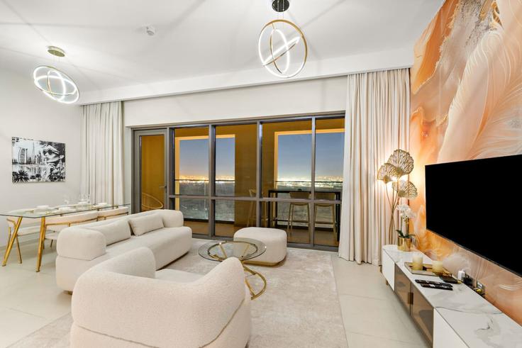 Sala de estar elegantemente projetada com móveis modernos em um apartamento no Building Tariaq Bedon Esm - first-class - 1336519 em Al Kheeran First, Dubai