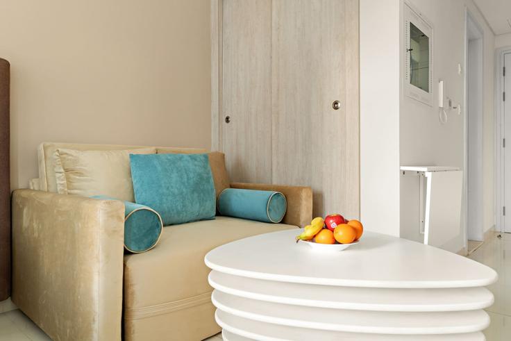 The Palm Jumeirah, Dubai에 위치한 Building Palm Jumeirah Rd - first-class - 1336520 유닛의 세련된 인테리어가 돋보이는 거실