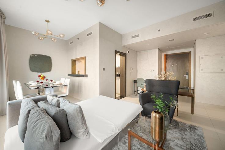 Building Sh Mohammed Bin Rashid Blvd - first-class - 1336526 adresindeki bir dairede modern mobilyalarla zarif bir şekilde tasarlanmış oturma odası Downtown Dubai, Dubai