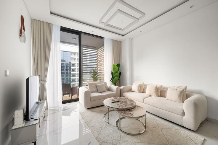 Dubai Dubai Hills EstateのBuilding Tariaq Bedon Esm - first-class - 1336528のアパートメントにある、モダンな家具を備えたエレガントなデザインのリビングルーム