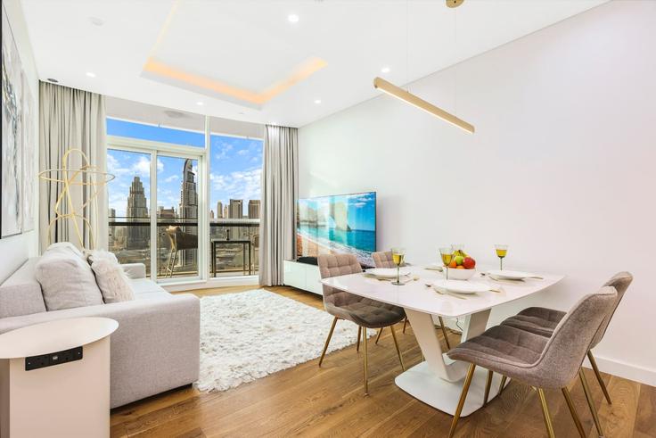 Elegant gestaltetes Wohnzimmer mit moderner Einrichtung in einer Wohnung im Building School St - first-class - 1336529 in Downtown Dubai, Dubai Elegant gestaltetes Wohnzimmer mit moderner Einrichtung in einer Wohnung im Building School St - first-class - 1336529 in Downtown Dubai, Dubai