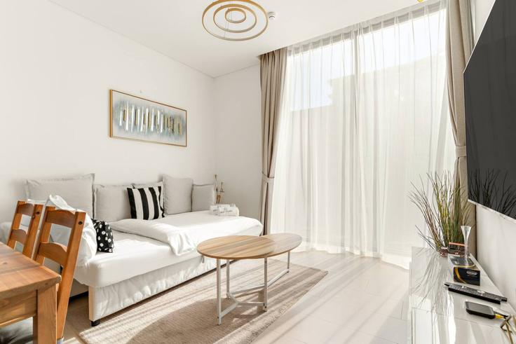 Elegant gestaltetes Wohnzimmer mit moderner Einrichtung in einer Wohnung im Building Tariaq Bedon Esm - first-class - 1336535 in Nad Al Sheba, Dubai