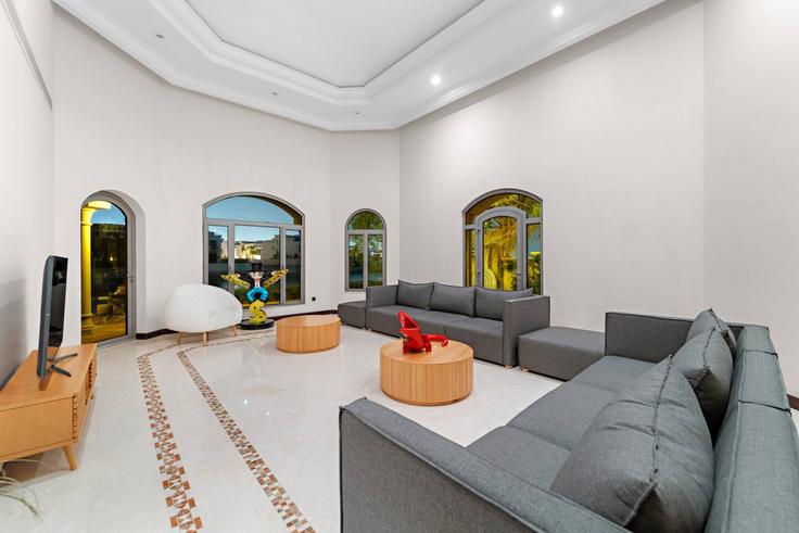 Nakhlat Jumeira, Dubai에 위치한 Building Al Sefri - first-class - 1336537 아파트의 세련된 인테리어가 돋보이는 거실