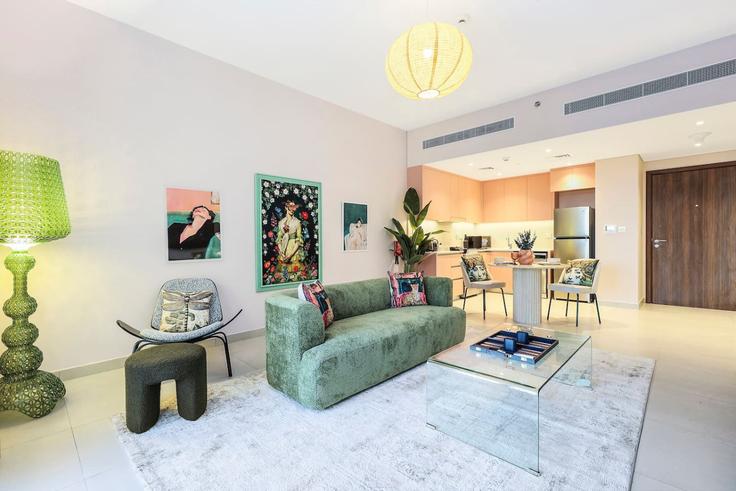 Sala de estar elegantemente projetada com móveis modernos em um apartamento no Building Al Harth - first-class - 1336547 em Umm Suqeim Third, Dubai Sala de estar elegantemente projetada com móveis modernos em um apartamento no Building Al Harth - first-class - 1336547 em Umm Suqeim Third, Dubai