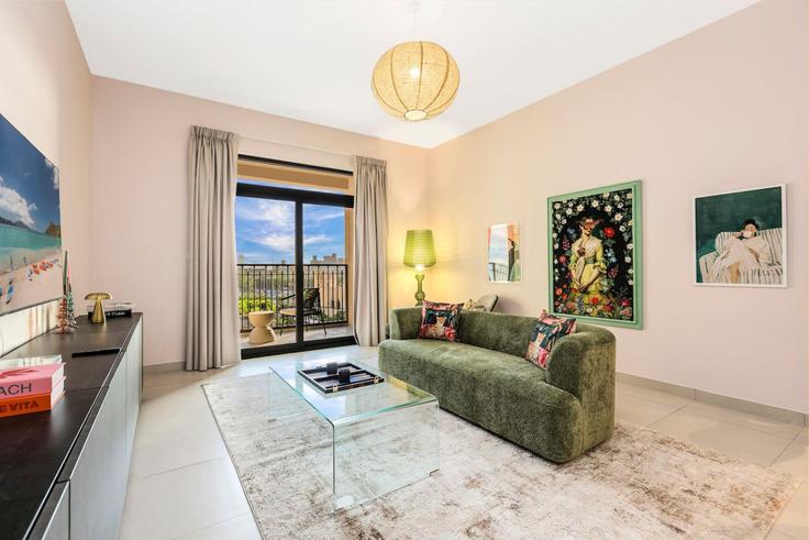 Elegante sala de estar con mobiliario moderno en un apartamento en Building Al Harth - first-class - 1336547 en Umm Suqeim Third, Dubai Elegante sala de estar con mobiliario moderno en un apartamento en Building Al Harth - first-class - 1336547 en Umm Suqeim Third, Dubai