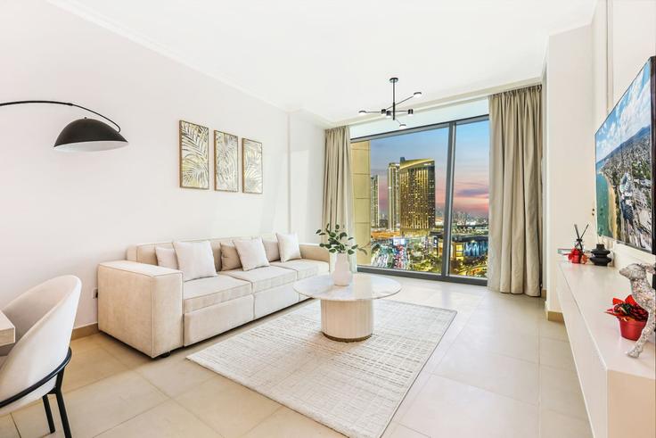 Sala de estar elegantemente projetada com móveis modernos em um apartamento no Building Sheikh Mohammed bin Rashid Boulevard - first-class - 1336548 em Downtown Dubai, Dubai