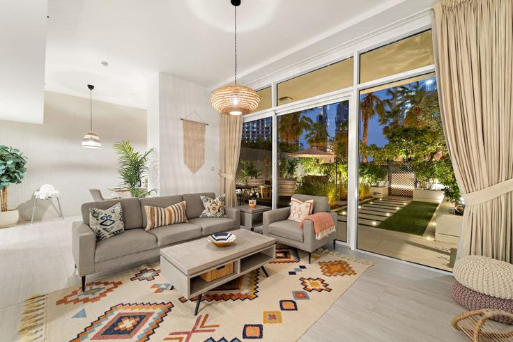 Sala de estar elegantemente projetada com móveis modernos em um apartamento no Building Lazuward South West - first-class - 1336552 em Al Barsha South Fourth, Dubai