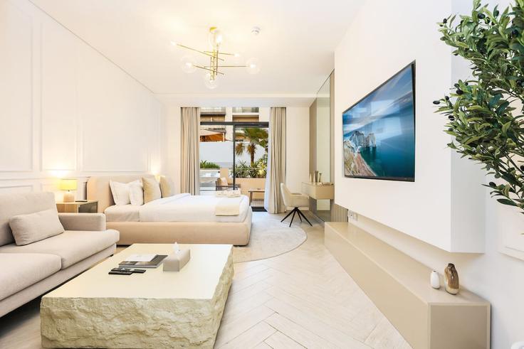 Elegant gestaltetes Wohnzimmer mit moderner Einrichtung in einer Wohnung im Building Street 9 - first-class - 1336556 in Al Barsha South Fourth, Dubai