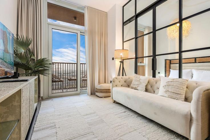Sala de estar elegantemente projetada com móveis modernos em um apartamento no Building Tariaq Bedon Esm - first-class - 1336557 em Dubai Hills Estate, Dubai