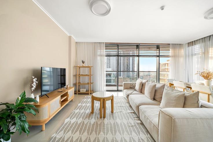 Salle de séjour élégante avec mobilier moderne dans un appartement à Building Tariaq Bedon Esm - first-class - 1336558 à Dubai Hills Estate, Dubai