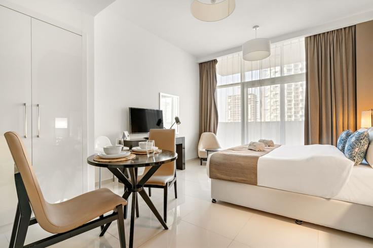 Al Barsha South Fourth, Dubai에 위치한 Building Lazuward South West - first-class - 1336561 아파트의 세련된 인테리어가 돋보이는 거실