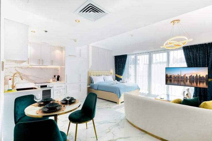 Dubai Downtown DubaiのBuilding Al Tahani St - first-class - 1336562のアパートメントにある、モダンな家具を備えたエレガントなデザインのリビングルーム Dubai Downtown DubaiのBuilding Al Tahani St - first-class - 1336562のアパートメントにある、モダンな家具を備えたエレガントなデザインのリビングルーム