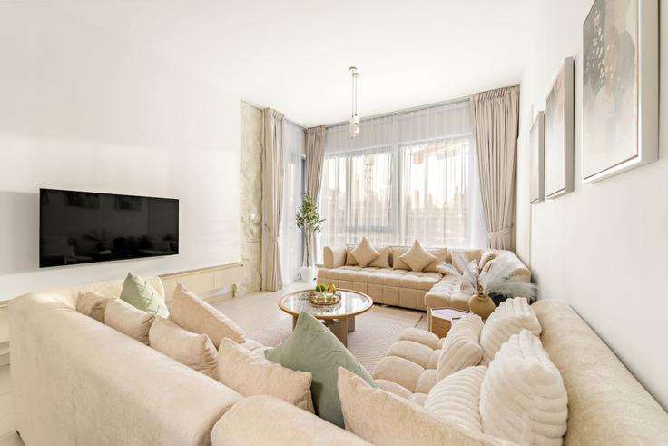 Downtown Dubai, Dubai 소재 Building Burj Khalifa Boulevard - first-class - 1336563 유닛에 마련된, 현대적인 가구로 꾸며진 우아한 디자인의 거실 Downtown Dubai, Dubai 소재 Building Burj Khalifa Boulevard - first-class - 1336563 유닛에 마련된, 현대적인 가구로 꾸며진 우아한 디자인의 거실