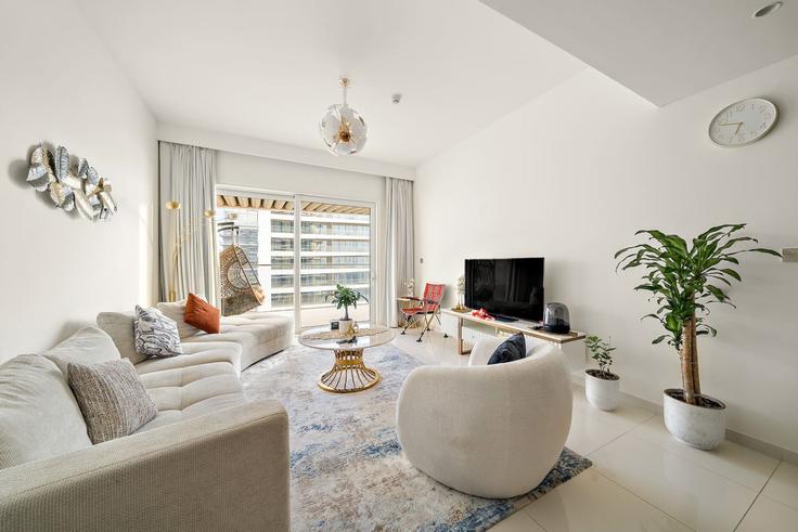Sala de estar elegantemente projetada com móveis modernos em um apartamento no Building Tariaq Bedon Esm - first-class - 1336566 em Marsa Dubai, Dubai