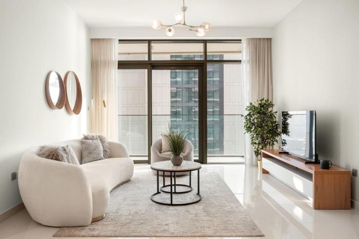 Sala de estar elegantemente projetada com móveis modernos em um apartamento no Building Tariaq Bedon Esm - first-class - 1336567 em Marsa Dubai, Dubai