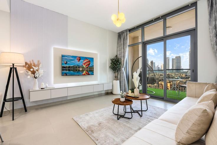 Sala de estar elegantemente projetada com móveis modernos em um apartamento no Building Burj Khalifa Boulevard - first-class - 1336570 em Downtown Dubai, Dubai