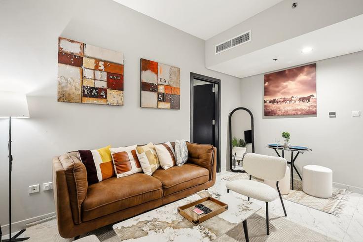 Salle de séjour élégante avec mobilier moderne dans un appartement à Building Tariaq Bedon Esm - first-class - 1336576 à Dubai South Residential District, Dubai