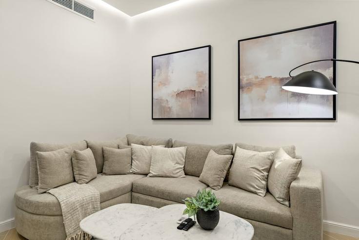 Sala de estar elegantemente projetada com móveis modernos em um apartamento no Building Al Mamsha Street - first-class - 1336577 em Dubai Marina, Dubai