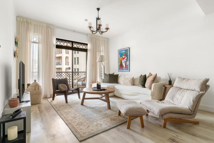 Dubai Downtown DubaiのBuilding Tariaq Bedon Esm - first-class - 1336578のアパートメントにある、モダンな家具を備えたエレガントなデザインのリビングルーム Dubai Downtown DubaiのBuilding Tariaq Bedon Esm - first-class - 1336578のアパートメントにある、モダンな家具を備えたエレガントなデザインのリビングルーム