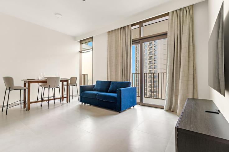 Elegant gestaltetes Wohnzimmer mit moderner Einrichtung in einer Wohnung im Building Tariaq Bedon Esm - first-class - 1336582 in Al Kheeran First, Dubai Elegant gestaltetes Wohnzimmer mit moderner Einrichtung in einer Wohnung im Building Tariaq Bedon Esm - first-class - 1336582 in Al Kheeran First, Dubai