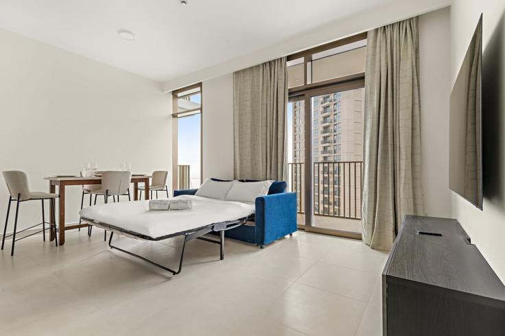 Sala de estar elegantemente projetada com móveis modernos em um apartamento no Building Tariaq Bedon Esm - first-class - 1336582 em Al Kheeran First, Dubai Sala de estar elegantemente projetada com móveis modernos em um apartamento no Building Tariaq Bedon Esm - first-class - 1336582 em Al Kheeran First, Dubai