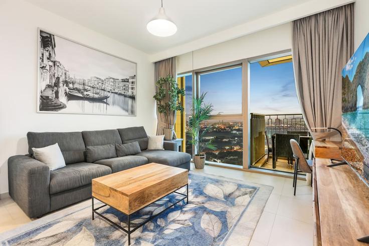 Sala de estar elegantemente projetada com móveis modernos em um apartamento no Building Tariaq Bedon Esm - first-class - 1336583 em Za'abeel, Dubai