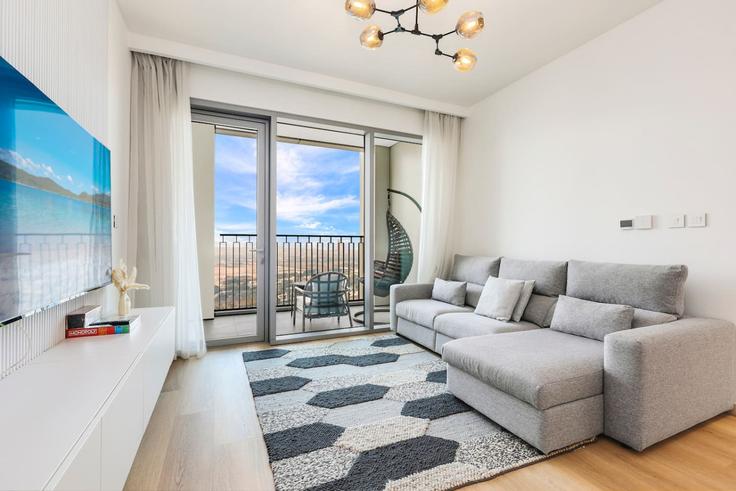 Sala de estar elegantemente projetada com móveis modernos em um apartamento no Building Tariaq Bedon Esm - first-class - 1336584 em Za'abeel, Dubai