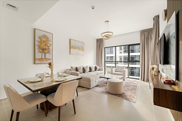 Dubai Downtown DubaiのBuilding Burj Khalifa Boulevard - first-class - 1336586のアパートメントにある、モダンな家具を備えたエレガントなデザインのリビングルーム