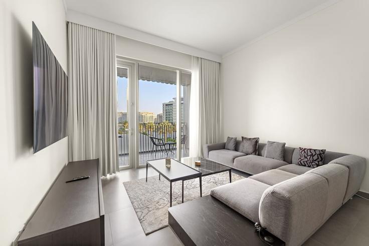 Al Kheeran First, Dubai에 위치한 Building Tariaq Bedon Esm - first-class - 1336587 아파트의 세련된 인테리어가 돋보이는 거실