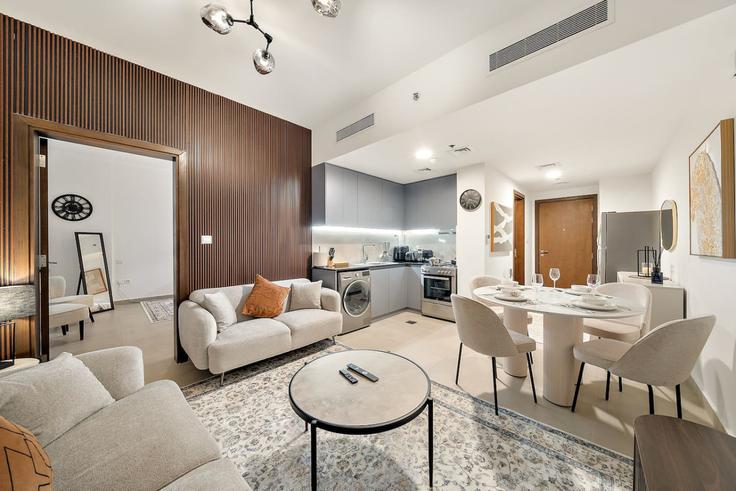Sala de estar elegantemente projetada com móveis modernos em um apartamento no Building Street 7 - first-class - 1336589 em Al Barsha South Fourth, Dubai