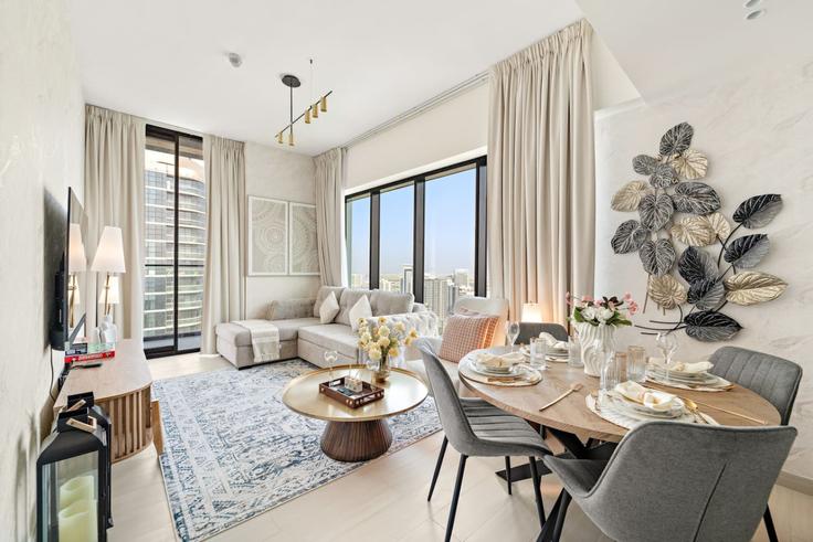 Sala de estar elegantemente projetada com móveis modernos em um apartamento no Building Tariaq Bedon Esm - first-class - 1336591 em Al Barsha South Fourth, Dubai Sala de estar elegantemente projetada com móveis modernos em um apartamento no Building Tariaq Bedon Esm - first-class - 1336591 em Al Barsha South Fourth, Dubai