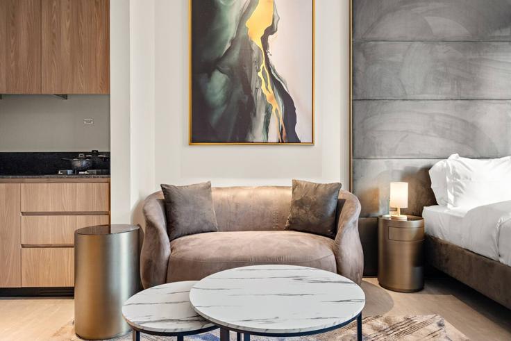 Sala de estar elegantemente projetada com móveis modernos em um apartamento no Building Street 11 - first-class - 1336592 em Al Barsha South Fourth, Dubai Sala de estar elegantemente projetada com móveis modernos em um apartamento no Building Street 11 - first-class - 1336592 em Al Barsha South Fourth, Dubai