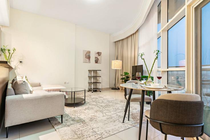 Salle de séjour élégante avec mobilier moderne dans un appartement à Building Tariaq Bedon Esm - first-class - 1336596 à Al Barsha South Fourth, Dubai Salle de séjour élégante avec mobilier moderne dans un appartement à Building Tariaq Bedon Esm - first-class - 1336596 à Al Barsha South Fourth, Dubai